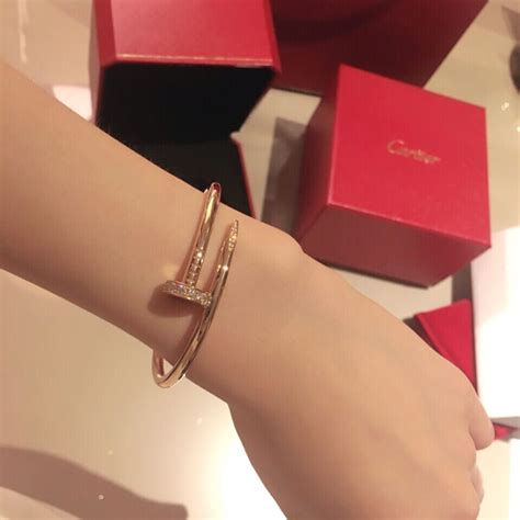 The box looks shit but it doesn’t matter because you aren’t wearing the box but the <strong>bracelet</strong>. . Juste un clou bracelet dupe